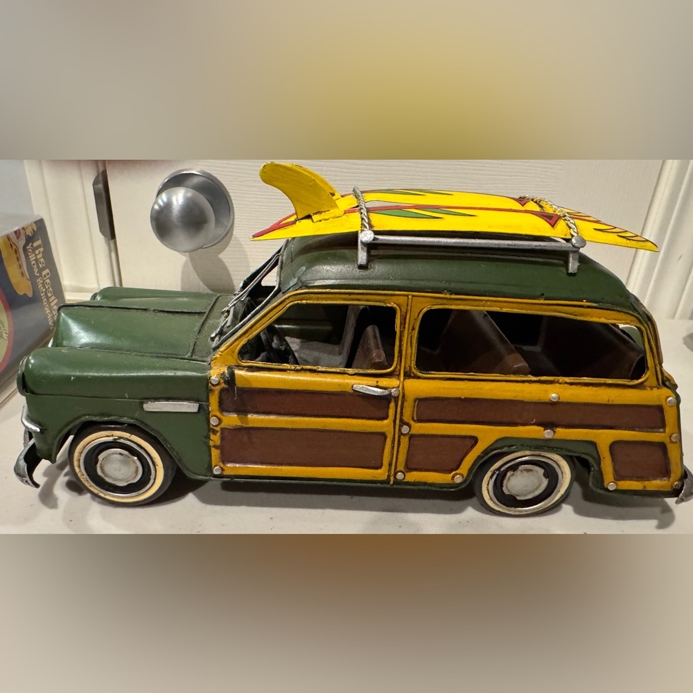 1949 FORD WAGON DK GREEN CAR & 2 SURFBOARDS 12" METAL COLLECTABLE DECORATION